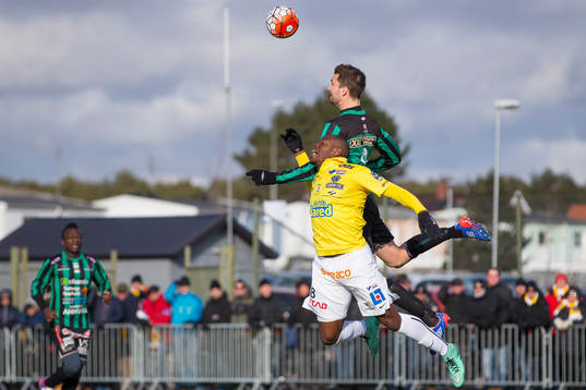 Falkenbergs Hakeem Araba och Varbergs Peter Nyström