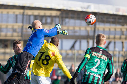 Situation där Varbergs Målvakt Peter Dahlberg hoppar upp