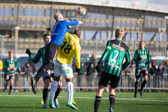 Situation där Varbergs Målvakt Peter Dahlberg hoppar upp