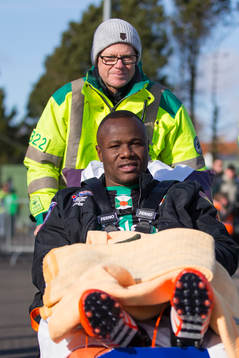 Varbergs Nsima Peter får lämna planen med ambulans