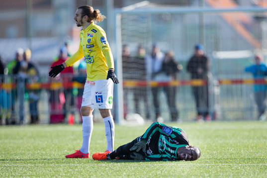 Falkenbergs Tobias Karlsson och Varbergs Nsima Peter
