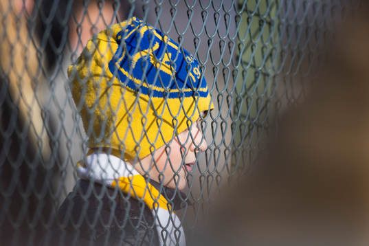 En ung Falkenbergs supporter står utanför staketet och