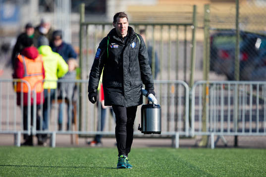 Falkenbergs Stefan Rodevåg kommer med kaffet