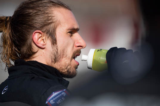 Falkenbergs Tobias Karlsson dricker vatten