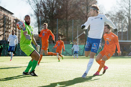 Norrköpings Christoffer Nyman skarvar en boll utanför mål