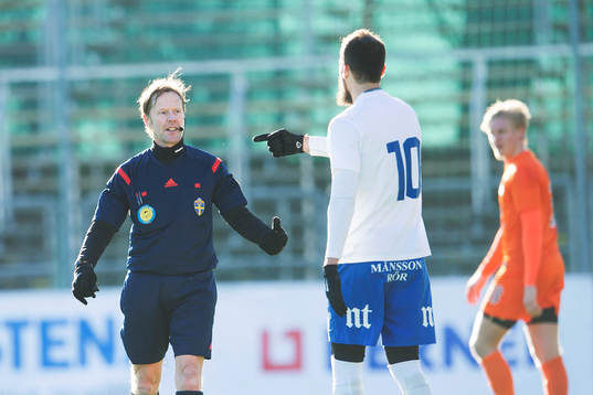 Domaren och Norrköpings Emir Kujovic diskuterar