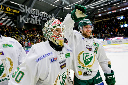 Färjestads målvakt Lars Haugen och Linus Persson jublar