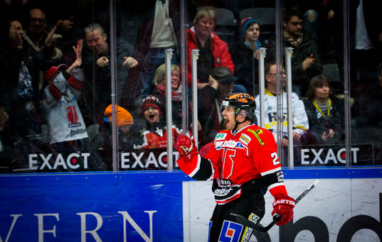 Örebros Martin Johansson gör 4-2 och jublar