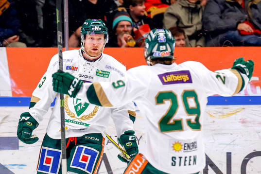Färjestads Martin Röymark och Oskar Steen jublar