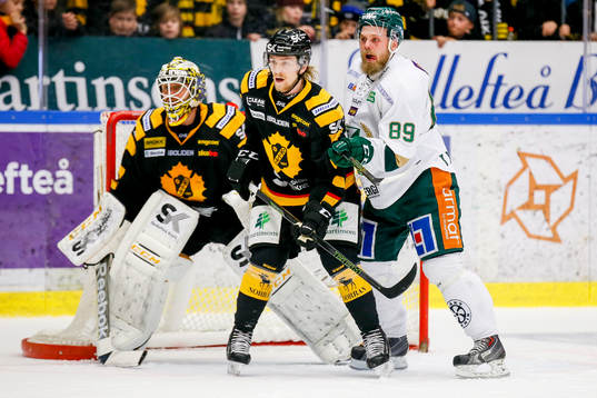 Skellefteås Anton Lindholm och målvakt Markus Svensson