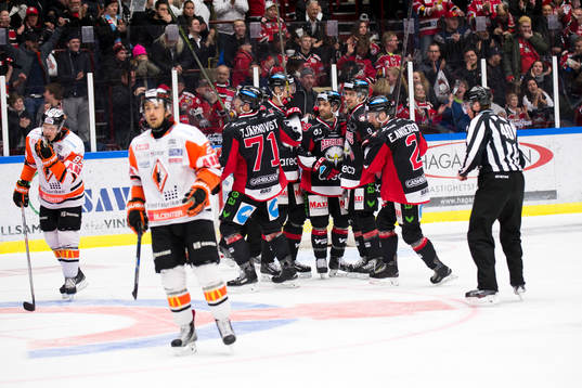 Malmö Redhawks Kent McDonell jublar och Karlskronas