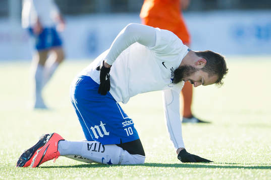 Norrköpings Emir Kujovic får sig en smäll