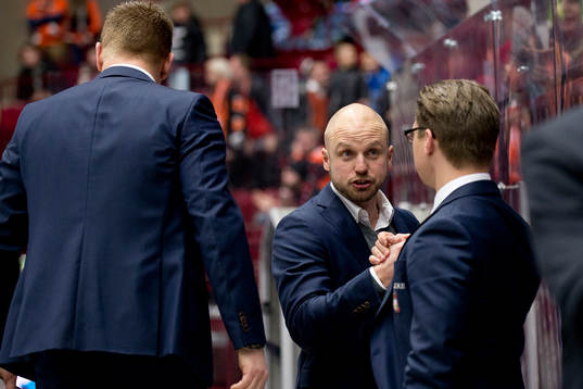 Malmö Redhawks assisterande Andreas Hadelöv grattar