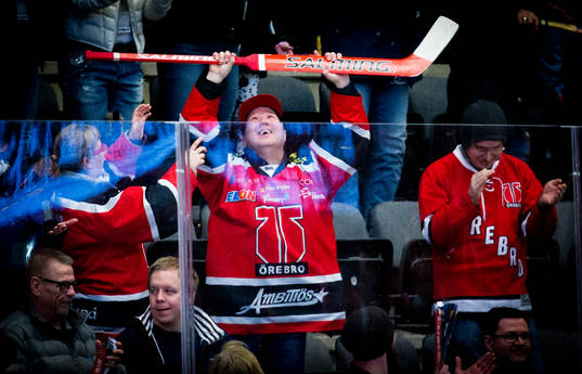 En supporter fångar Örebros målvakt Julius Hudacek