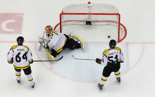 Mål 5-2 förbi Brynäs målvakt Felix Sandström