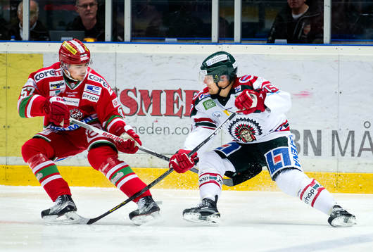 Modos Emil Djuse och Frölundas Joey Crabb