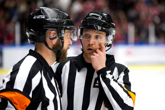 Domare Wes Macauley och Mike Hasenfrantz och