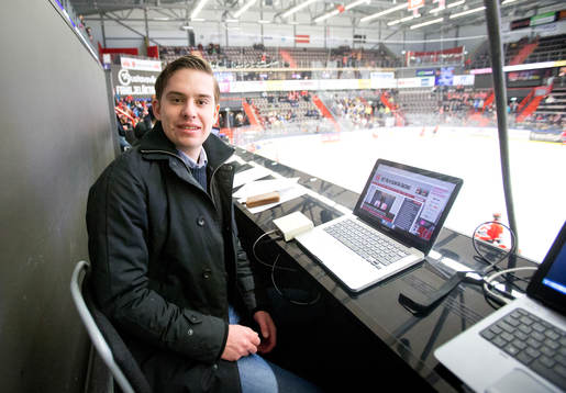 Örebro Hockeys skribent Filip Berglund i arbete