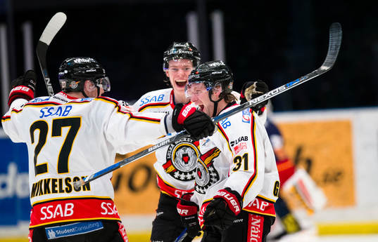 Luleås Jonathan Granström (h) gör 1-1 kvitteringen och