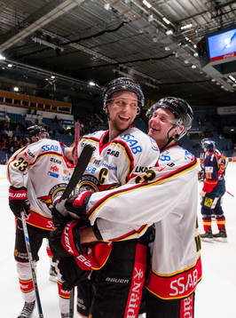 Luleås Johan Harju som satte avgörande straffen omfamnas