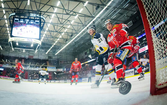 s Niklas Hansson gör 2-2 och Örebros Petr Zamorsky deppar