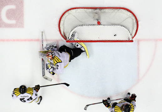 Mål 6-3 förbi Brynäs målvakt Felix Sandström