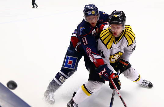 Linköpings Anton Karlsson och Brynäs Greg Scott