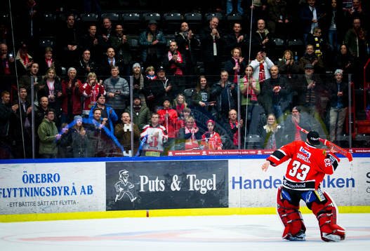 Örebros målvakt Julius Hudacek kastar upp sin