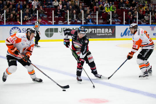 Malmö Redhawks Henrik Hetta mellan Karlskronas Toni