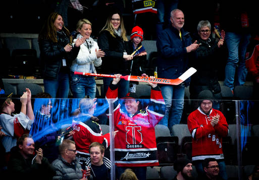 En supporter fångar Örebros målvakt Julius Hudacek
