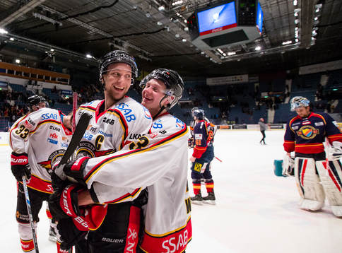 Luleås Johan Harju som satte avgörande straffen omfamnas