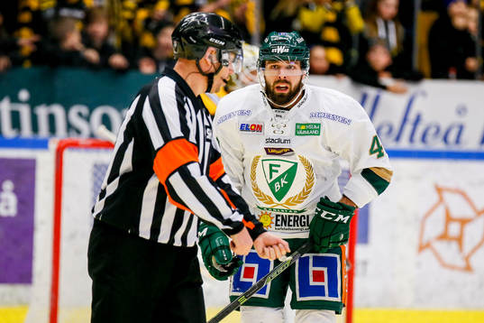 Färjestads Milan Gulas  och domaren Sören Persson