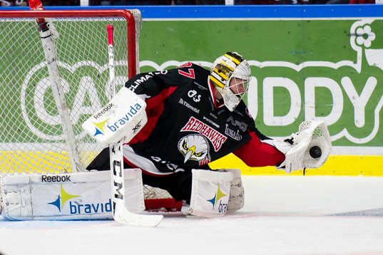 Malmö Redhawks målvakt Jonas Gunnarsson fångar pucken
