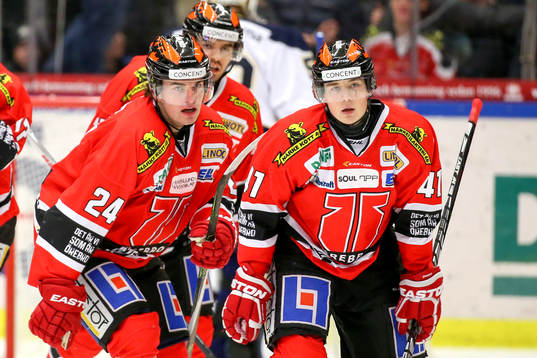 Örebros Petr Zamorsky och Joel Mustonen jublar