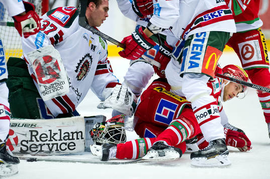 Frölundas målvakt Johan Gustafsson och Modos Ilari
