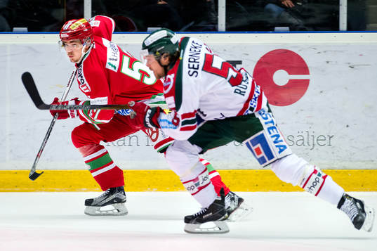 Modos Emil Djuse och Frölundas Mats Rosseli Olsen
