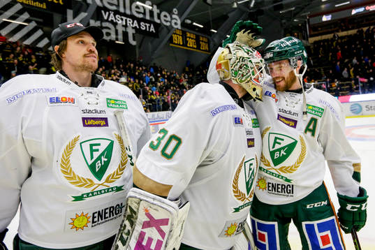 Färjestads målvakt Lars Haugen och Linus Persson och