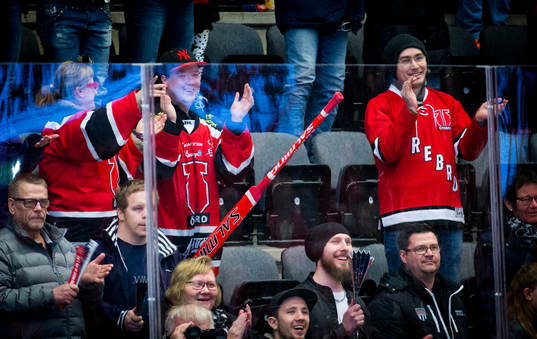 En supporter fångar Örebros målvakt Julius Hudacek