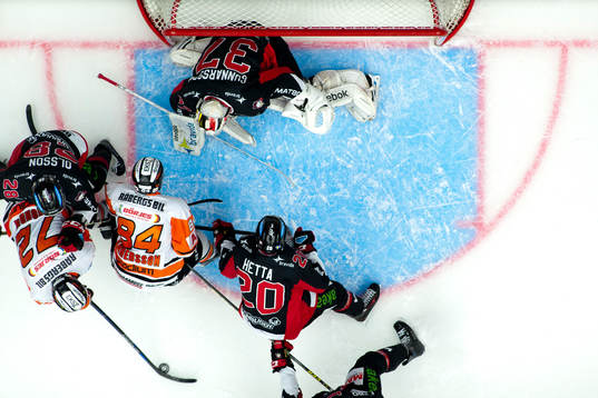 Malmö Redhawks målvakt Jonas Gunnarsson och Karlskronas