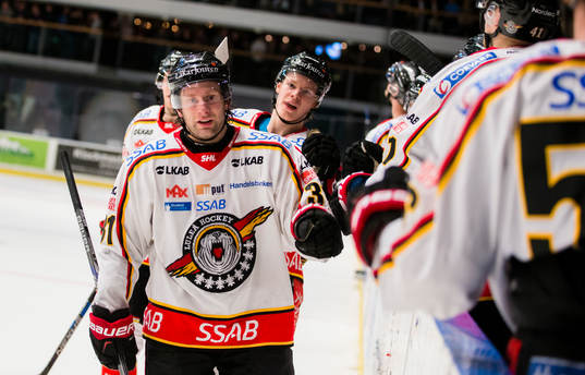 Luleås Jonathan Granström gör 1-1 och gratuleras av