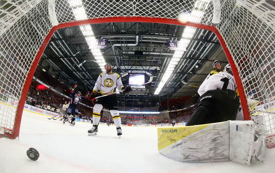 Mål 6-3 förbi Brynäs målvakt Felix Sandström