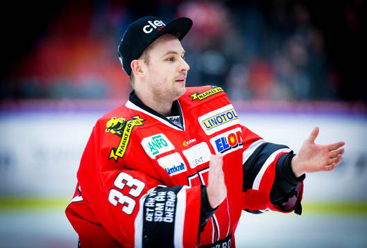 Örebros målvakt Julius Hudacek jublar