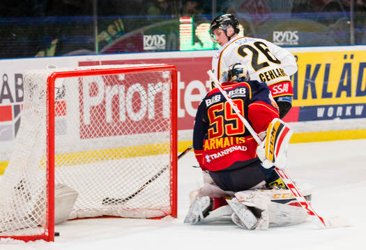 Luleås Peter Cehlarik sätter pucken bakom Djurgårdens