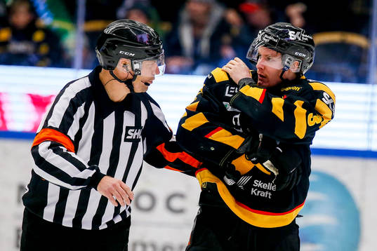 Skellefteås Niclas Burström fick en puck i ansiktet och
