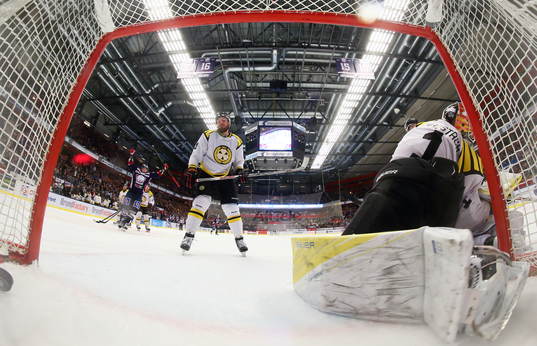Mål 5-2 förbi Brynäs målvakt Felix Sandström