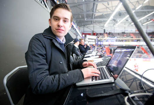 Örebro Hockeys skribent Filip Berglund i arbete