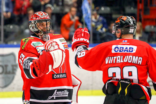 Örebros målvakt Julius Hudacek och Ville Viitaluoma jublar