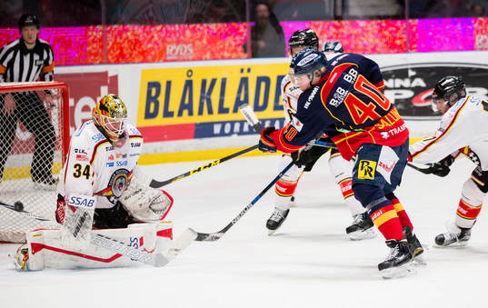 Djurgårdens Tomi Sallinen med ett skott framför Luleås