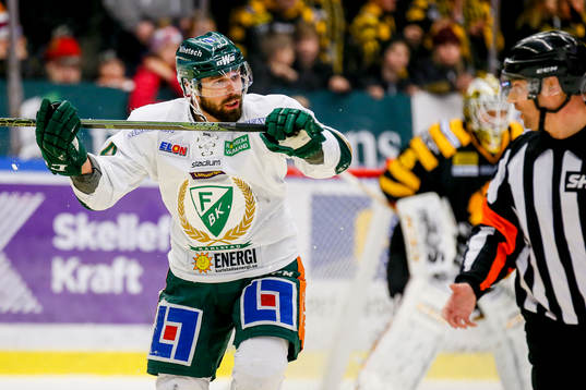 Färjestads Milan Gulas  och domaren Sören Persson