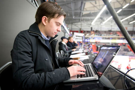 Örebro Hockeys skribent Filip Berglund i arbete